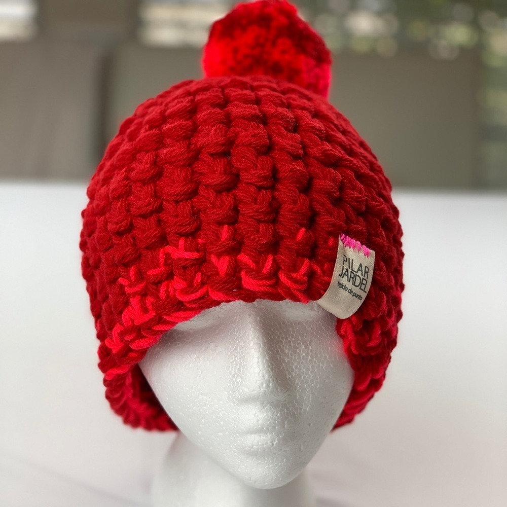 NWT Women Wool beanie with pompom red OS